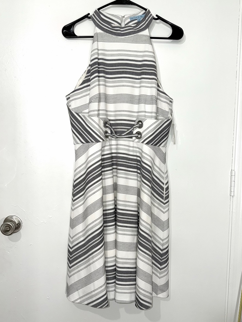 NWT Sleeveless High Neck Lace up Waist Women’s Mod Chic Halter Dress Size 10